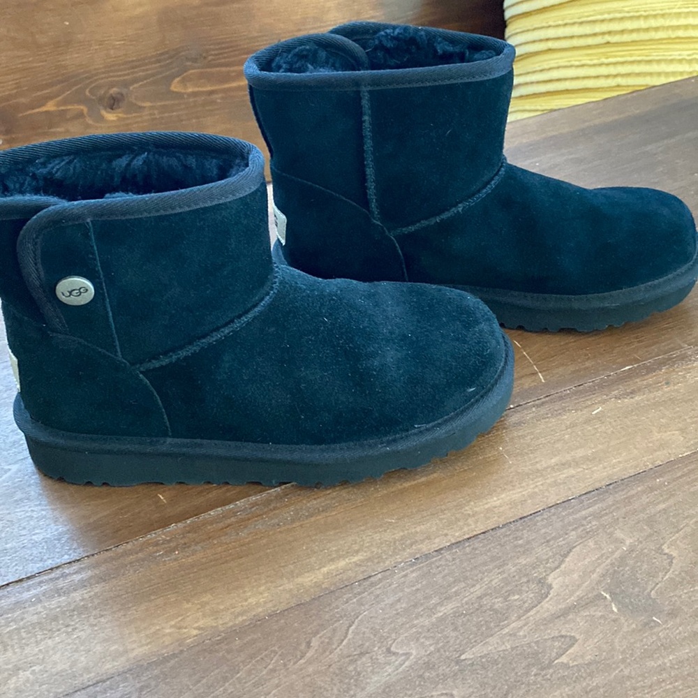 Black ankle uggs